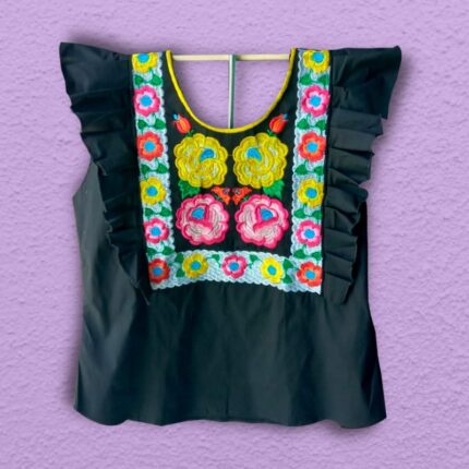 Blusa negra con bordado de flores