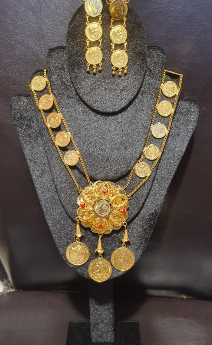 juego de collar ahogador y aretes