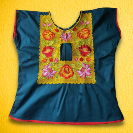 blusa color azul con bordado de flores