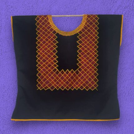 blusa negra con bordado de cadenilla en ambos lados