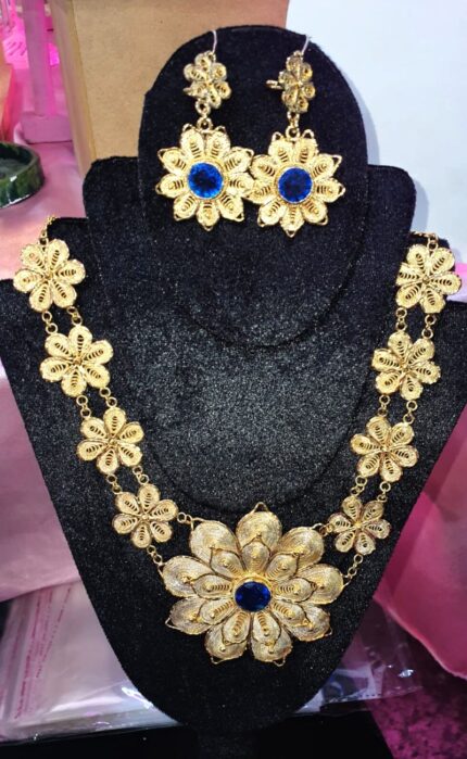 juego de collar y aretes de flor con piedra cristal azul