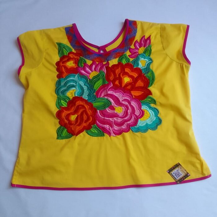 blusa amarilla con flores de colores
