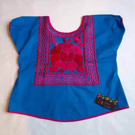 blusa azul bordado de flor roja y rosa