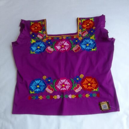 blusa morada con flores de colores