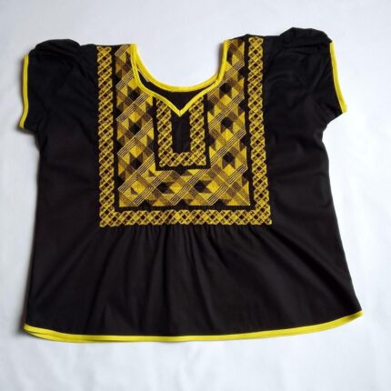 blusa negra con cadenilla amarilla