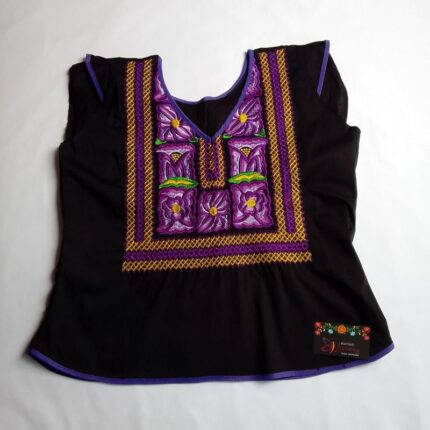 blusa negra con bordado de flores moradas