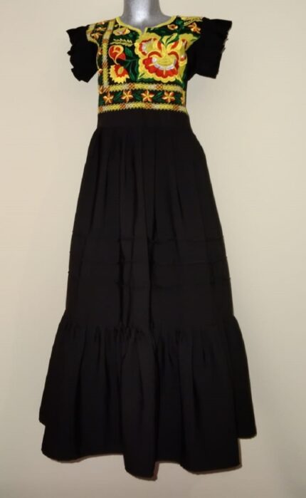 vestido negro con bordado de flores