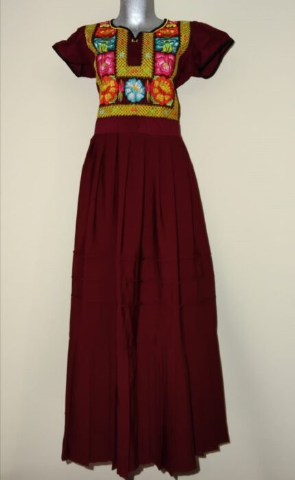 vestido color vino con bordado de flores y cadenilla