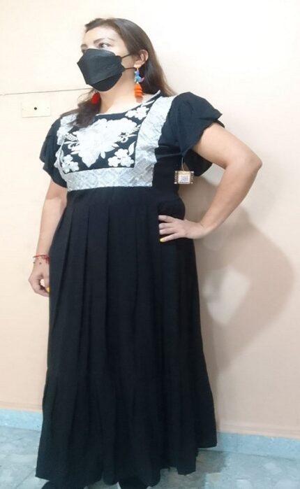 vestido negro bordado de cadenilla blanco