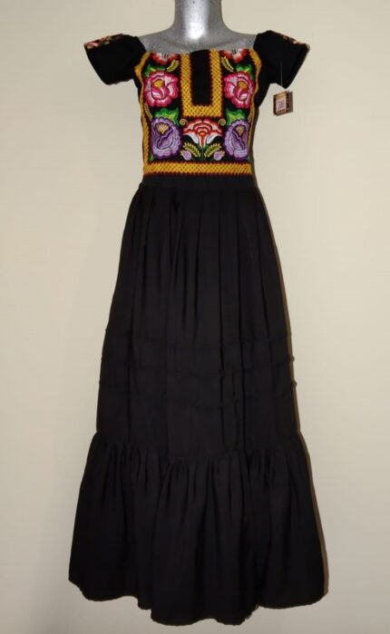 vestido negro bordado de cadenilla y flores