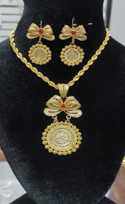 juego de aretes y collar