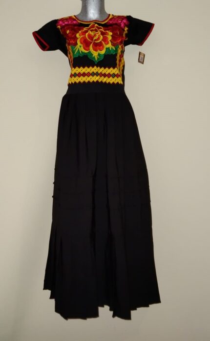 vestido negro con bordado de flores grandes y cadenilla