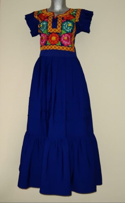 vestido azul con bordado de flores y cadenilla