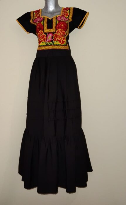 vestido negro con bordado de flores y cadenilla